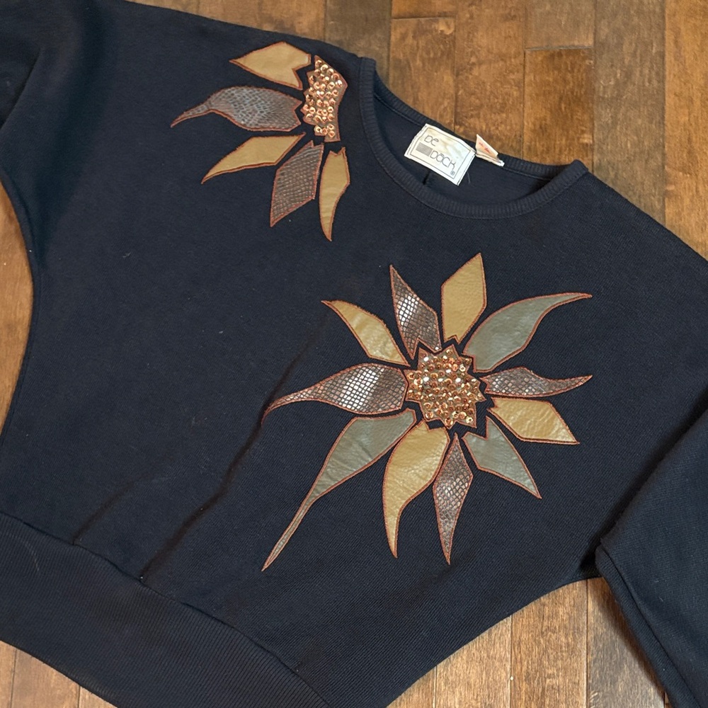 Vintage Y2K Women’s Embellished Floral Crew Neck Sweater Size Small